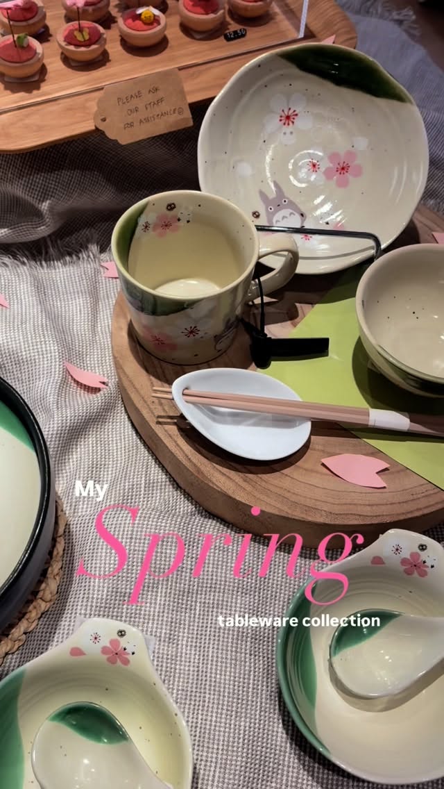 Send this to someone you’d go spring tableware shopping with! 🌸🍶💕 From delicate