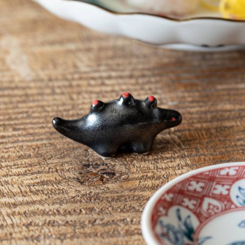 Edokko Stegosaurus Dino Chopstick Rest - Black x Red
