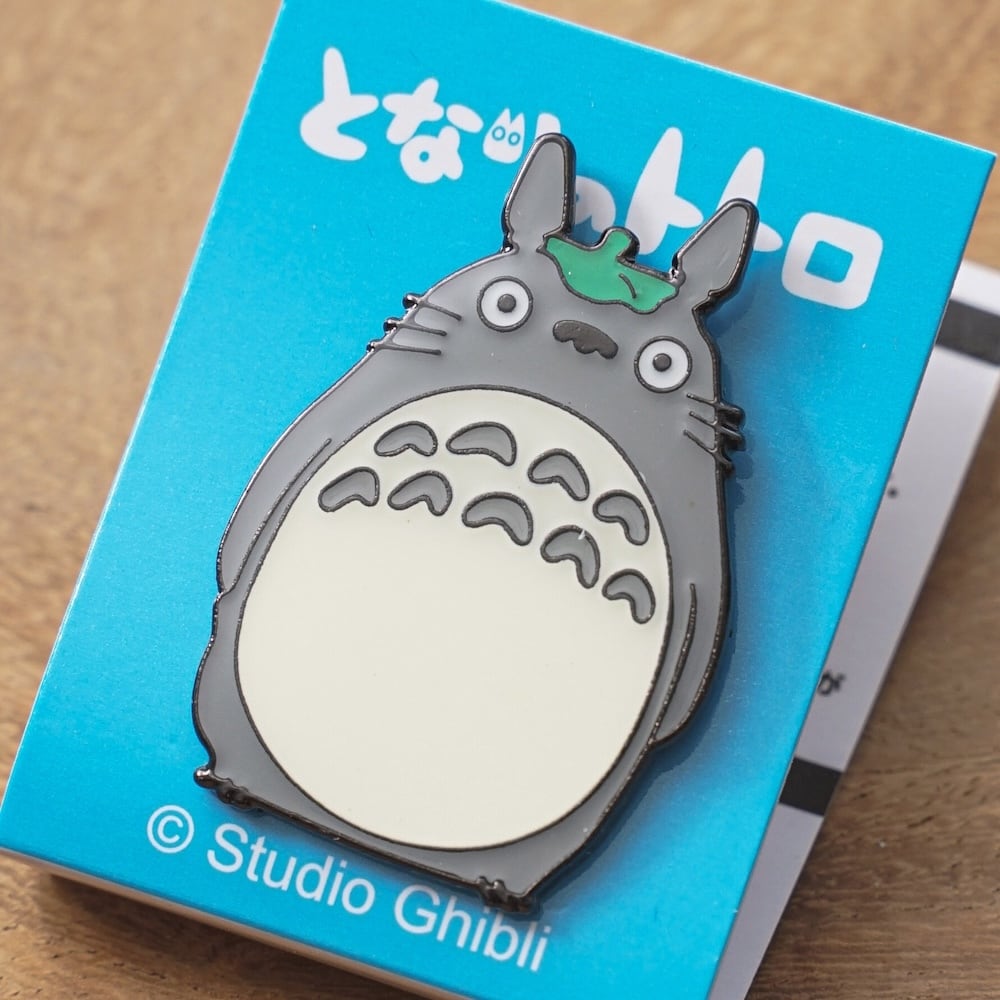 Ensky My Neighbor Totoro Big Totoro – On Lotus Leaf Pin Badge