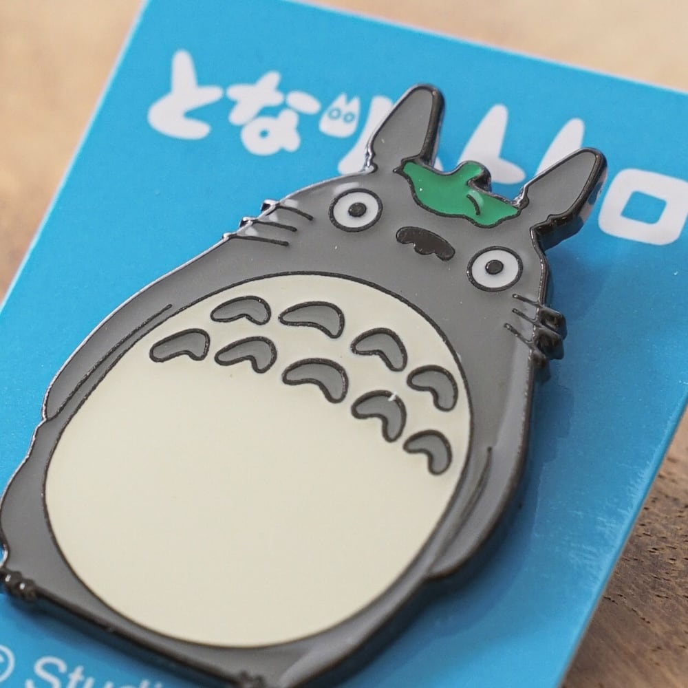 Ensky My Neighbor Totoro Big Totoro – On Lotus Leaf Pin Badge