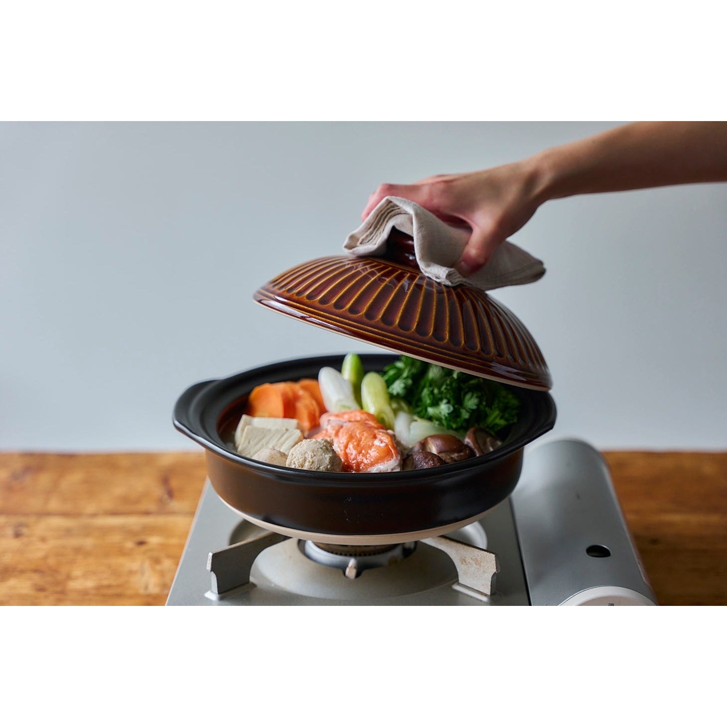 Ginpo Kikka Donabe Japanese Clay Pot 25cm 1.9L Brown Ame Chrysanthemum Size 8