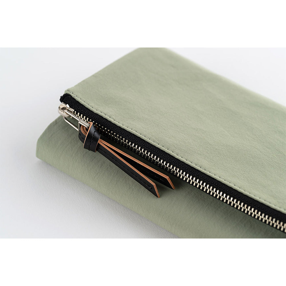Oakmoss green nylon planner cover zipper detail with leather pull tab