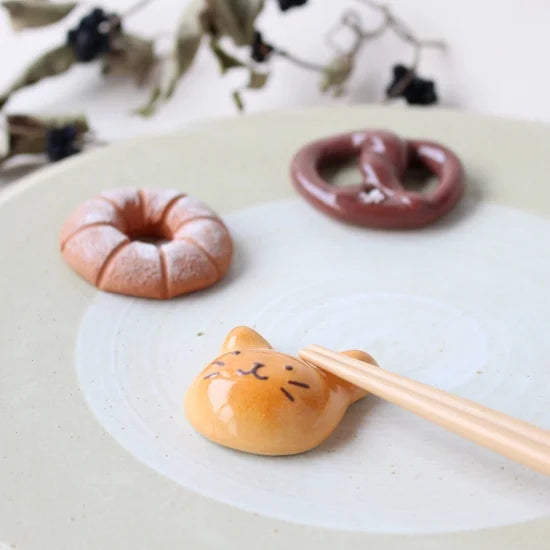 Ihoshiro Cat-Shaped Bun Chopstick Rest