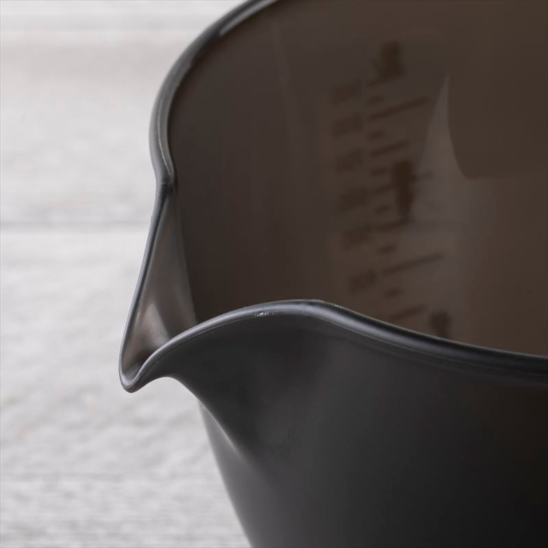 Kai Nyammy Cat Measuring Bowl 1L dark gray matte spout detail on wood surface