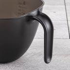 Kai Nyammy Cat Measuring Bowl 1L dark gray ergonomic black handle close-up