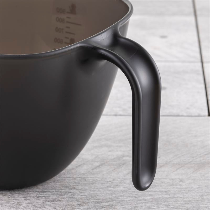 Kai Nyammy Cat Measuring Bowl 1L dark gray ergonomic black handle close-up