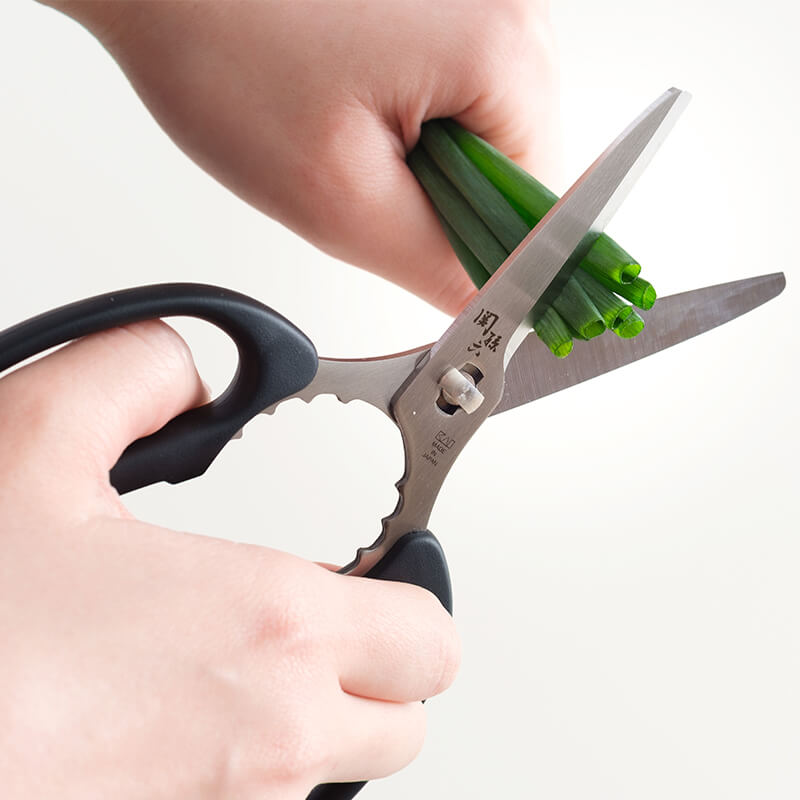Kai Seki Magoroku Compact Kitchen Scissors with Safety Case