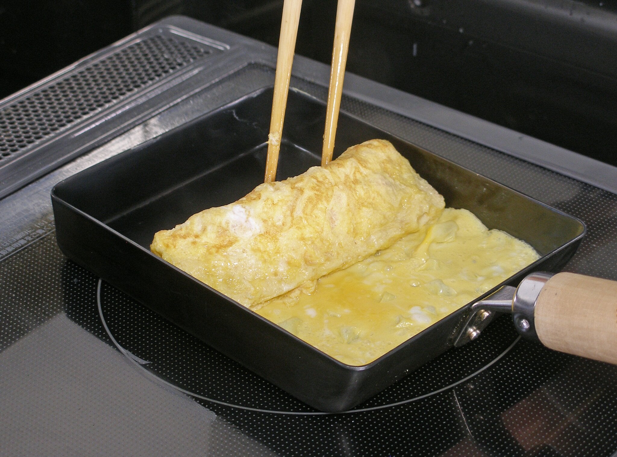 River Light Kiwame Premium tamagoyaki egg pan in use