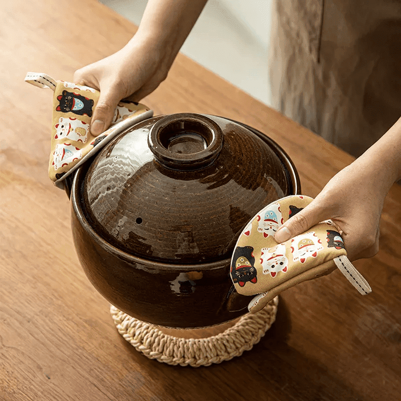 Shimoyama Conical Oven Mitt 16cm Maneki Cat