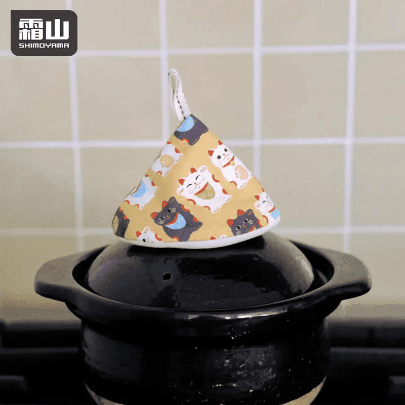 Shimoyama Conical Oven Mitt 16cm Maneki Cat