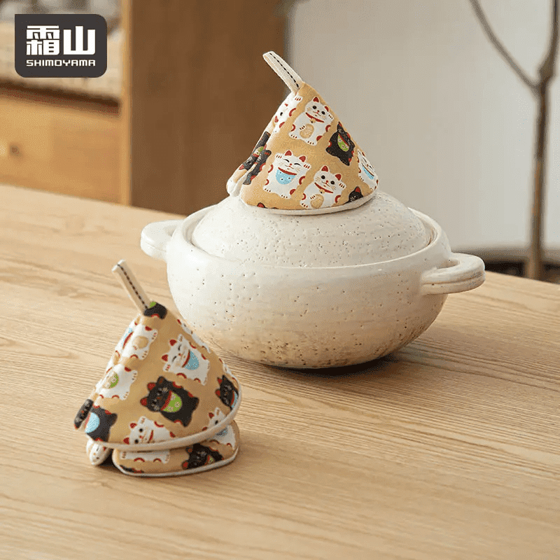 Shimoyama Conical Oven Mitt 16cm Maneki Cat