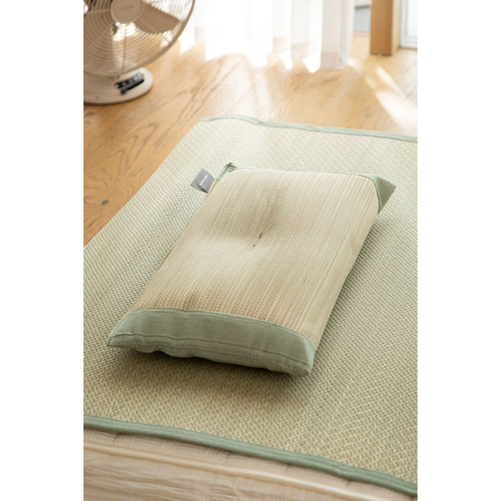 Shimoyama Rush Straw Pillow set on matching mat for summer cooling use case