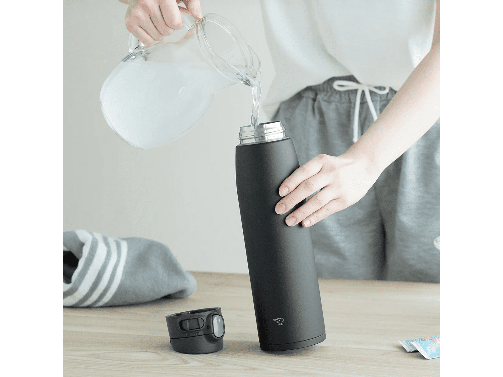 https://minimaru.com/cdn/shop/files/Zojirushi-SM-VS-Stainless-Steel-Vacuum-Insulated-Vacuum-Flask-950ml-Minimaru-3_1600x.png?v=1693698348