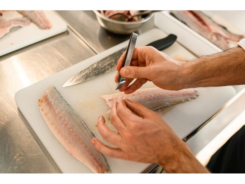 Kai House Select Fish Bone Tweezers