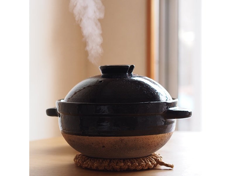 Nagatanien Kamado-san 1.5L with steam coming out of it on a table