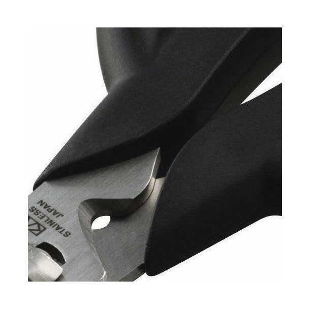 Close-up of SEKI MAGORUKU stainless steel blade and pivot detail
